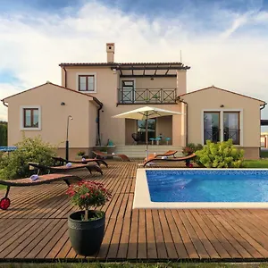 Nana - Modern With A Pool Surrounded By Nature, Istria-pula Villa